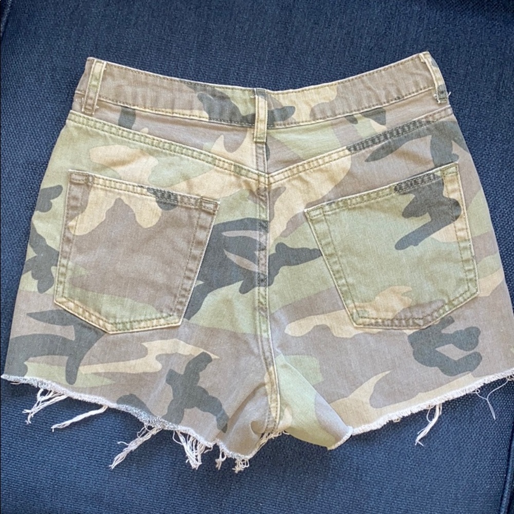 Topshop Camo “ MOM “ Cutoff Shorts - Picture 2 of 7